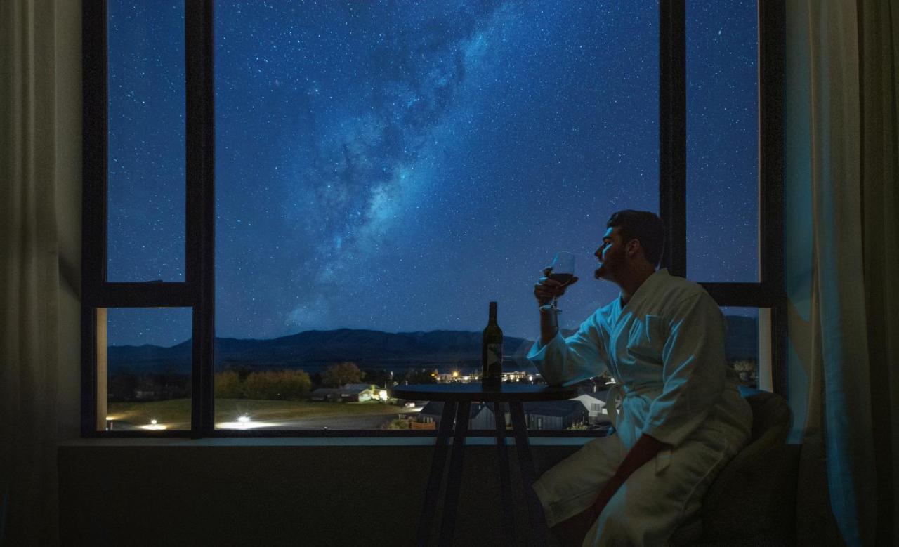 Galaxy Boutique Hotel Lake Tekapo Eksteriør bilde Milky Way over the town of Stargazing