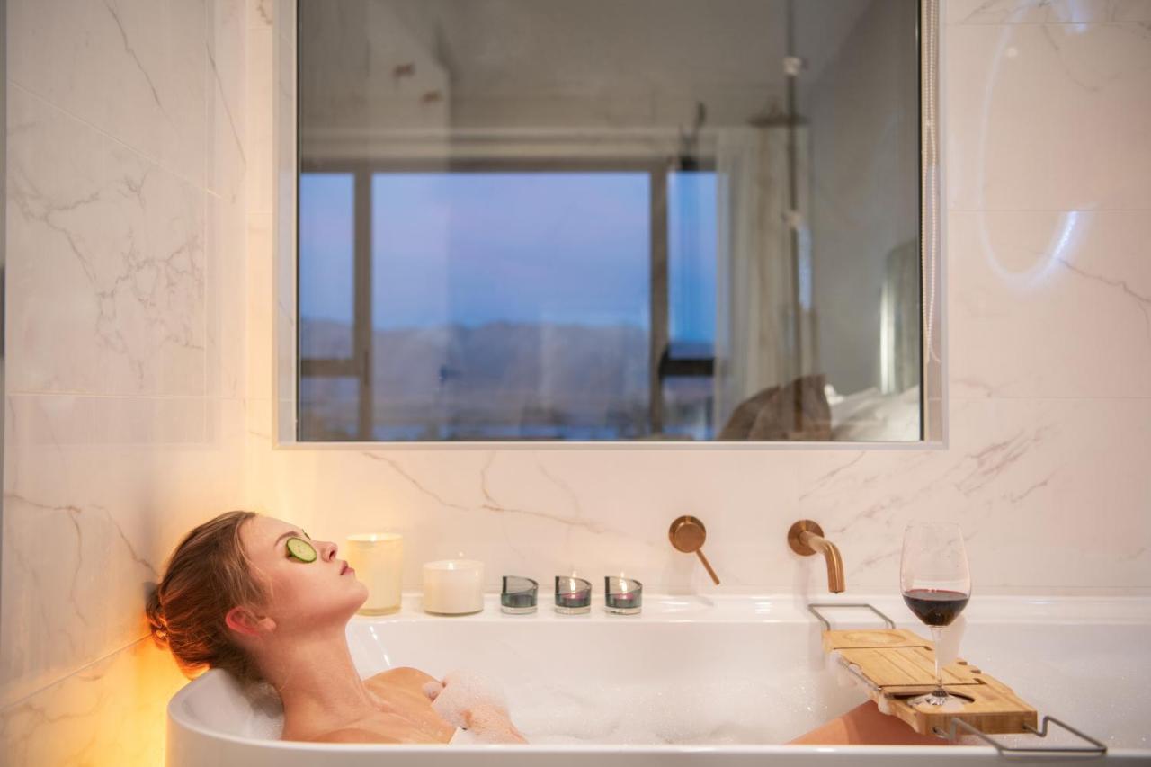 Galaxy Boutique Hotel Lake Tekapo Eksteriør bilde A woman relaxing in a bathtub